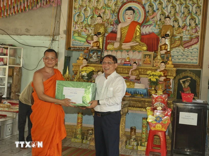 Ông Trần Chí Hùng, Phó Chủ tịch Ủy ban Nhân dân tỉnh Hậu Giang tặng quà cho đại diện Chùa Ôchumprứcsa. (Ảnh: Duy Khương/TTXVN)