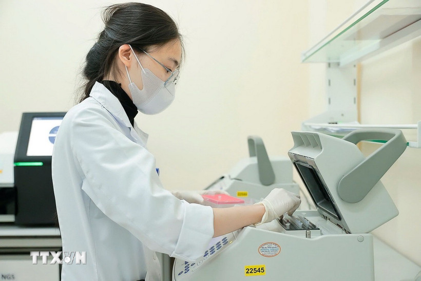 Nhân viên y tế làm xét nghiệm PCR. (Ảnh minh họa: Minh Quyết/TTXVN)
