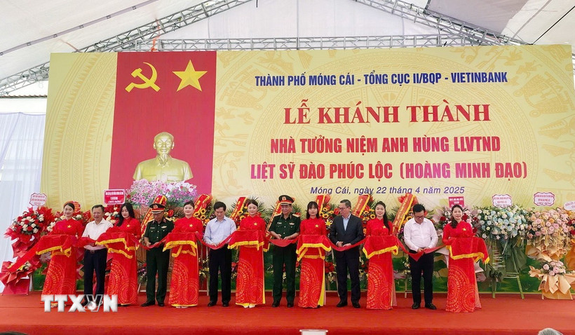 Đài tưởng niệm Liệt sỹ Hoàng Minh Đạo. (Ảnh: TTXVN phát)