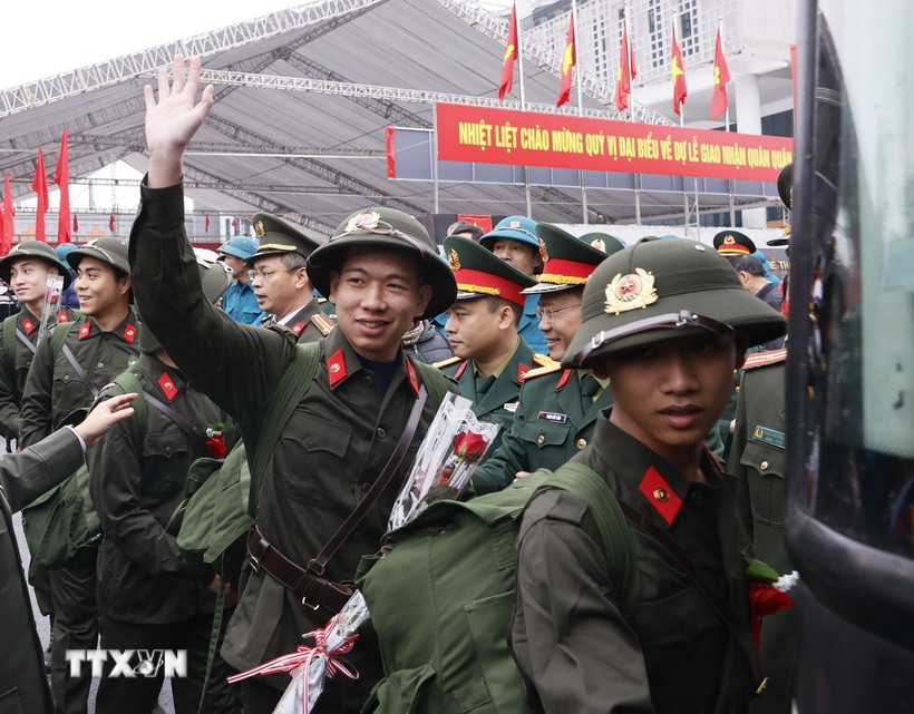 Lễ giao, nhận quân năm 2024 của thành phố Hà Nội. (Ảnh: Văn Điệp/TTXVN)