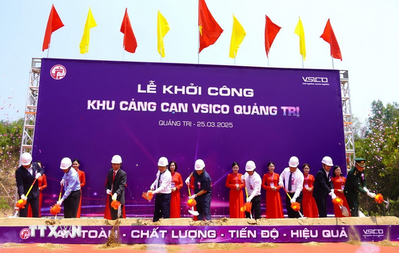 Các đại biểu thực hiện nghi thức khởi công dự án. (Ảnh: Nguyên Lý/TTXVN)