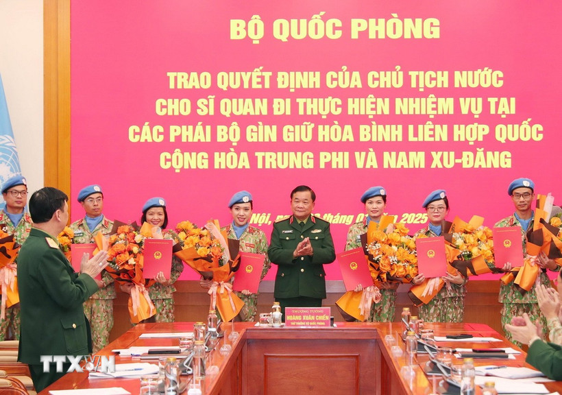 Thượng tướng Hoàng Xuân Chiến, Thứ trưởng Bộ Quốc phòng trao Quyết định của Chủ tịch nước cho các sỹ quan. (Ảnh: Trọng Đức/TTXVN)
