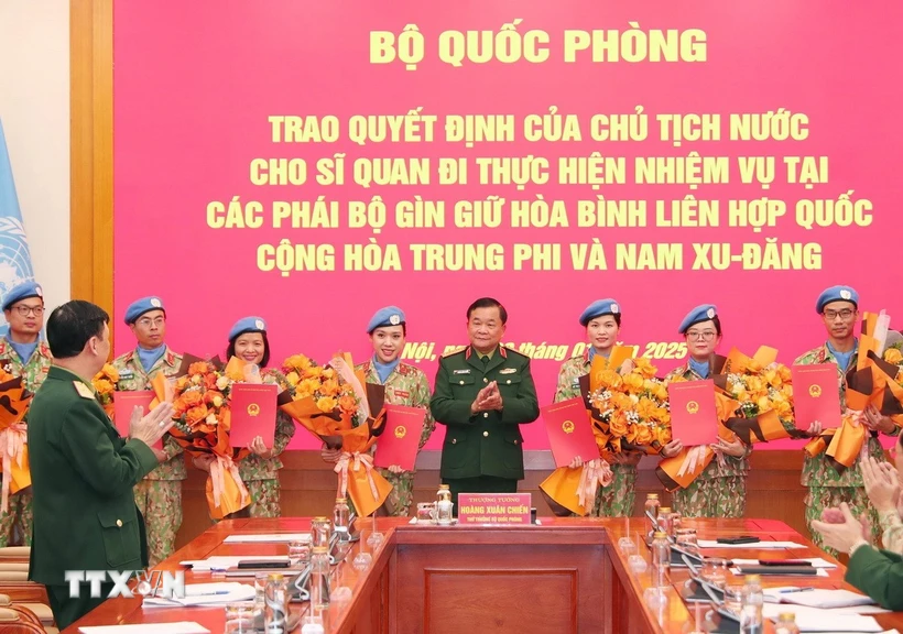 Thượng tướng Hoàng Xuân Chiến, Thứ trưởng Bộ Quốc phòng trao Quyết định của Chủ tịch nước cho các sỹ quan. (Ảnh: Trọng Đức/TTXVN)