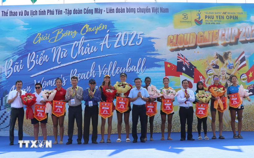 Tặng cờ lưu niệm các đội tham dự giải đấu. (Ảnh: Tường Quân/TTXVN)