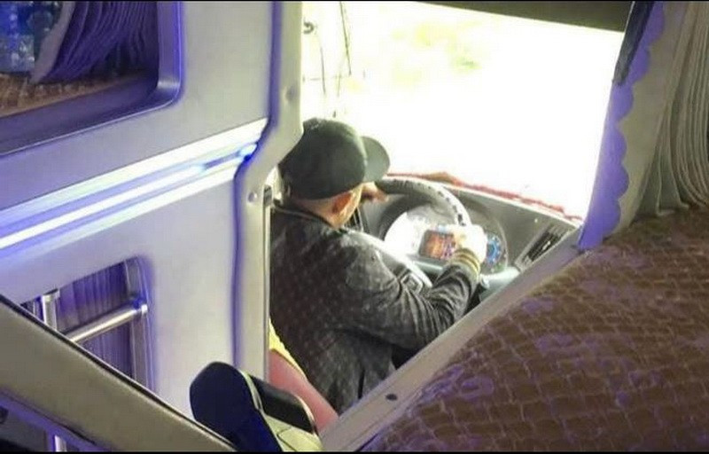 Hình ảnh tài xế vừa dùng điện thoại, vừa lái xe. (Nguồn: chụp màn hình)