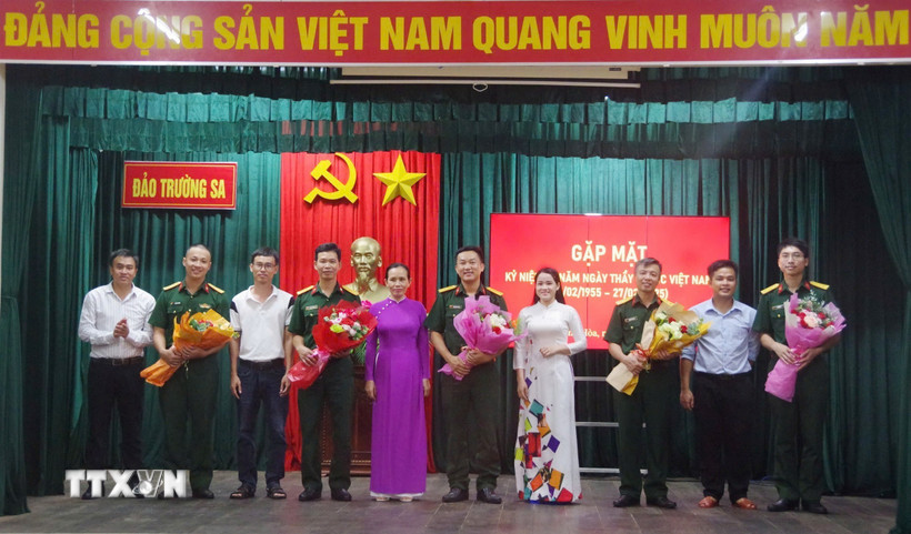 Tổ chức gặp mặt đội ngũ quân y công tác tại xã đảo Trường Sa. (Ảnh: TTXVN phát)