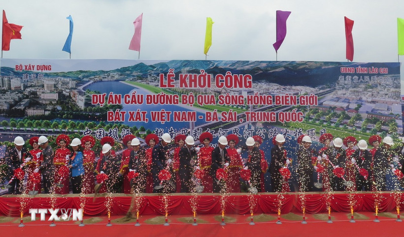 Các đại biểu thực hiện nghi thức động thổ tại công trình. (Ảnh: Hương Thu/TTXVN)