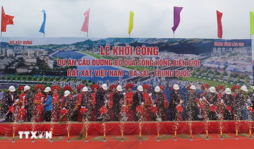 Các đại biểu thực hiện nghi thức động thổ tại công trình. (Ảnh: Hương Thu/TTXVN)