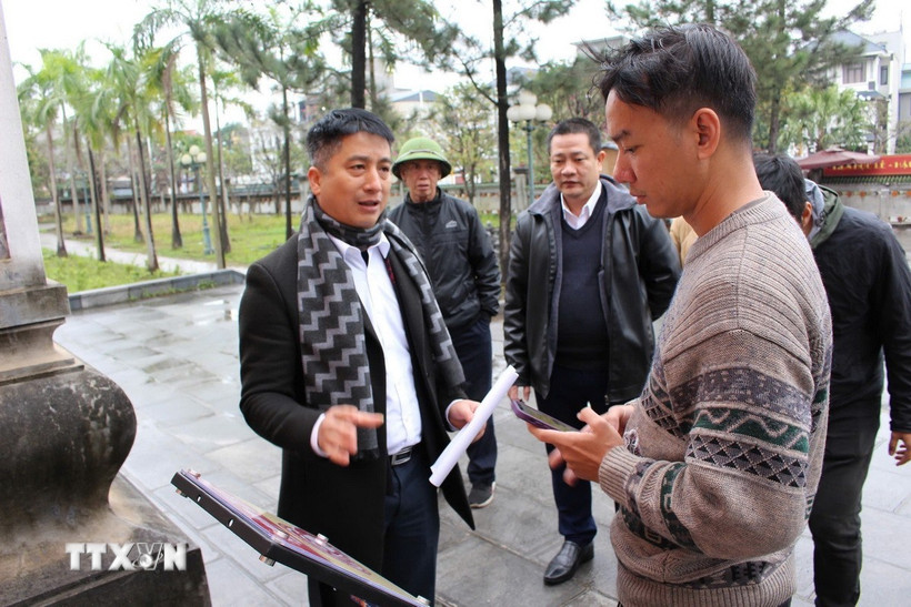 Du khách thử nghiệm check-in Bảng NFC thuộc Dự án “Yêu lắm Việt Nam” tại Vĩnh Phúc. (Ảnh: TTXVN phát)