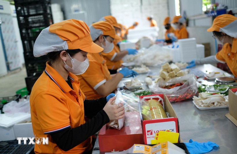 Ngoài quảng bá cho sản phẩm địa phương, công ty của các nữ doanh nhân trẻ cũng tạo việc làm cho nhiều lao động nữ tại địa phương. (Ảnh: Nguyễn Dũng/TTXVN)