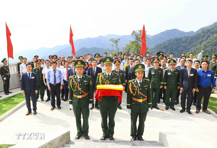 Nghi lễ thượng cờ trên Cột cờ A Pa Chải. (Ảnh: Xuân Tư/TTXVN)