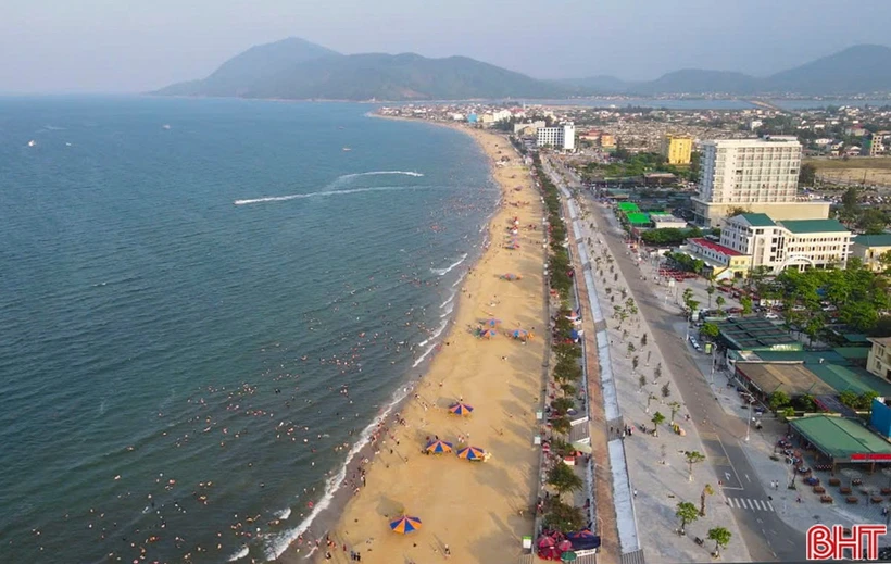 Biển Thiên Cầm đông đúc người trong chiều ngày 3/5 vừa qua. (Nguồn: báo Hà Tĩnh) Biển Thiên Cầm đông đúc người trong chiều ngày 3/5 vừa qua. (Nguồn: báo Hà Tĩnh)