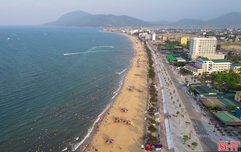 Biển Thiên Cầm đông đúc người trong chiều ngày 3/5 vừa qua. (Nguồn: báo Hà Tĩnh)