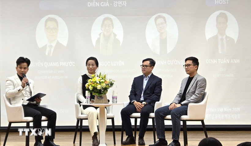 Các diễn giả tại buổi tọa đàm. (Ảnh: Đức Thắng/TTXVN)