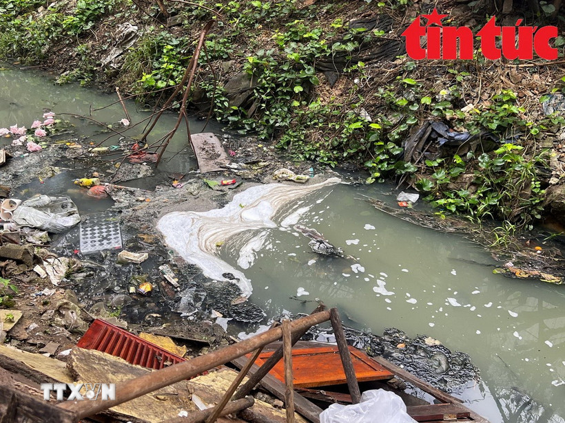 Nhiều loại rác thải, nước thải sinh hoạt ùn ứ lâu ngày, không được tiêu thoát... bốc mùi hôi thối nồng nặc. (Ảnh: Thế Đoàn/báo Tin tức)