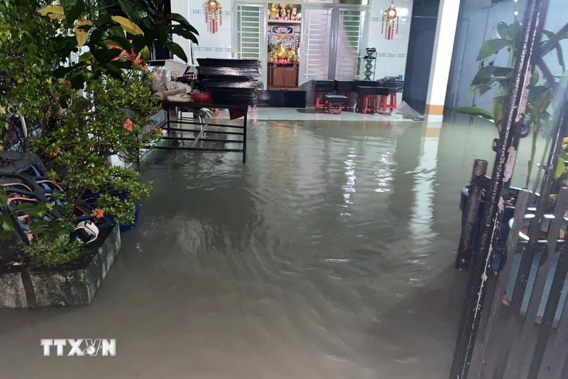 Mưa lớn kết hợp triều cường gây ngập ở tỉnh Bình Dương. (Ảnh: TTXVN phát)