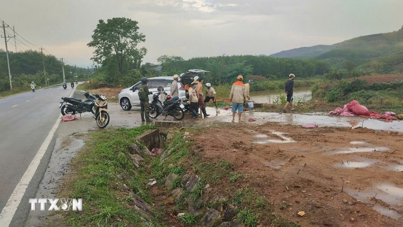 Người dân đưa các nạn đi cấp cứu. (Ảnh: TTXVN phát)