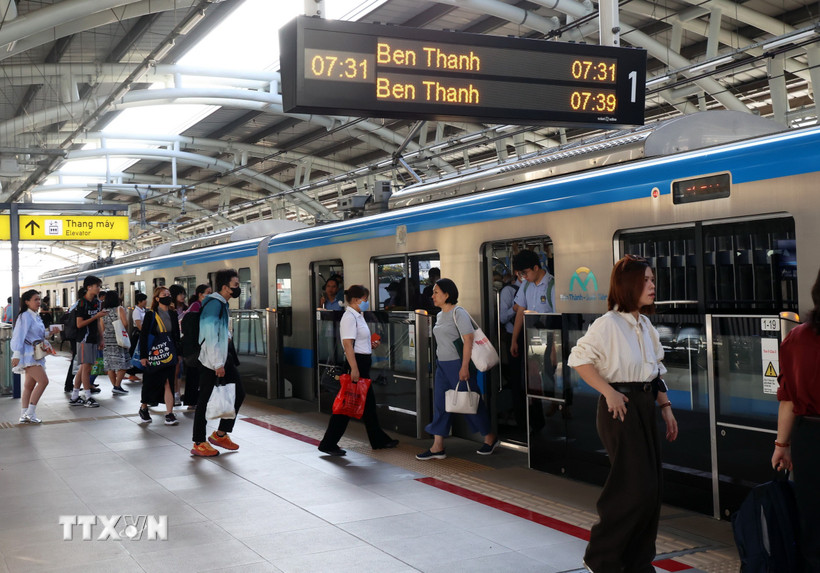 Khách lên, xuống tàu metro tuyến số 1 tại ga Thảo Điền, thành phố Thủ Đức. (Ảnh: Hồng Đạt/TTXVN)