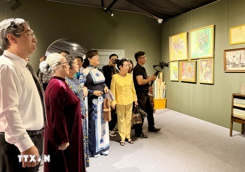 Các đại biểu tham quan triển lãm. (Ảnh: Thu Hương/TTXVN)
