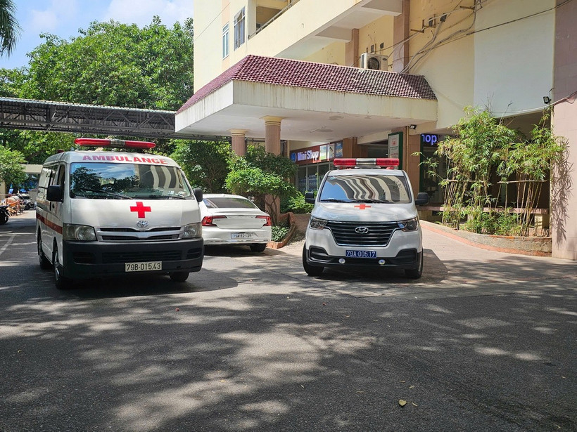 Xe vận chuyển cấp cứu người bệnh hoạt động trong khuôn viên Bệnh viện Đa khoa tỉnh Khánh Hòa. (Ảnh: TTXVN phát)