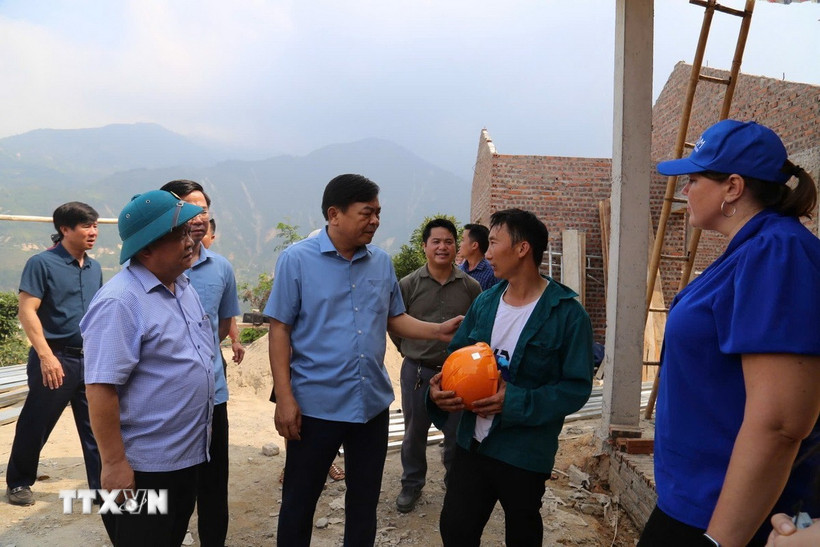 Đoàn công tác thăm hộ dân tại thôn Nậm Khánh, xã Nậm Khánh, huyện Bắc Hà, tỉnh Lào Cai, được nhận hỗ trợ đang trong quá trình xây nhà mới. (Ảnh: TTXVN phát)