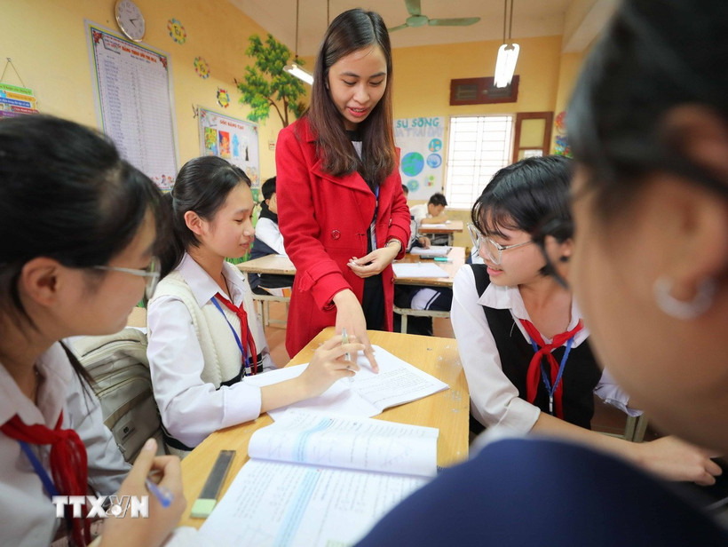 Dự kiến, các thầy giáo, cô giáo sẽ được nhận thưởng sau khi Hội đồng Nhân dân thành phố họp và thông qua nghị quyết. (Ảnh: Thanh Tùng/TTXVN)