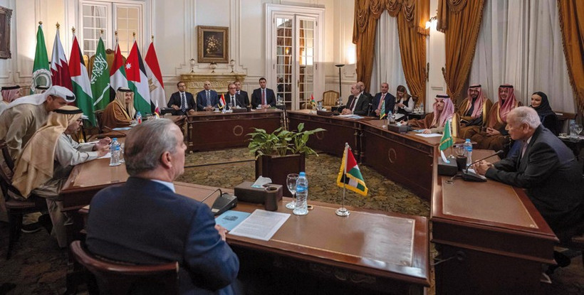 Bộ trưởng Ngoại giao Ai Cập Badr Abdelatty chủ trì cuộc họp với các bộ trưởng từ Jordan, Saudi Arabia, Qatar và UAE tại Cairo ngày 1/2. (Nguồn: AFP)