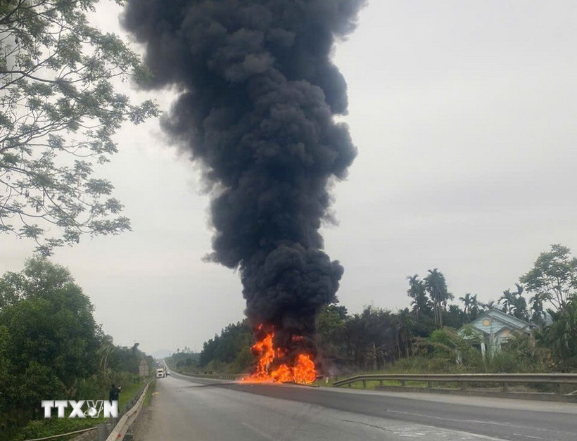 Xe ôtô chở dầu bốc cháy trên cao tốc Nội Bài-Lào Cai. (Ảnh: TTXVN phát)