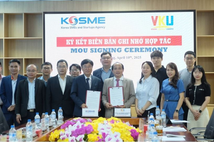 Đại diện Trường VKU và Cơ quan hỗ trợ doanh nghiệp vừa và nhỏ Hàn Quốc (KOSME) ký biên bản ghi nhớ hợp tác. (Nguồn: báo Giáo dục & Thời đại)