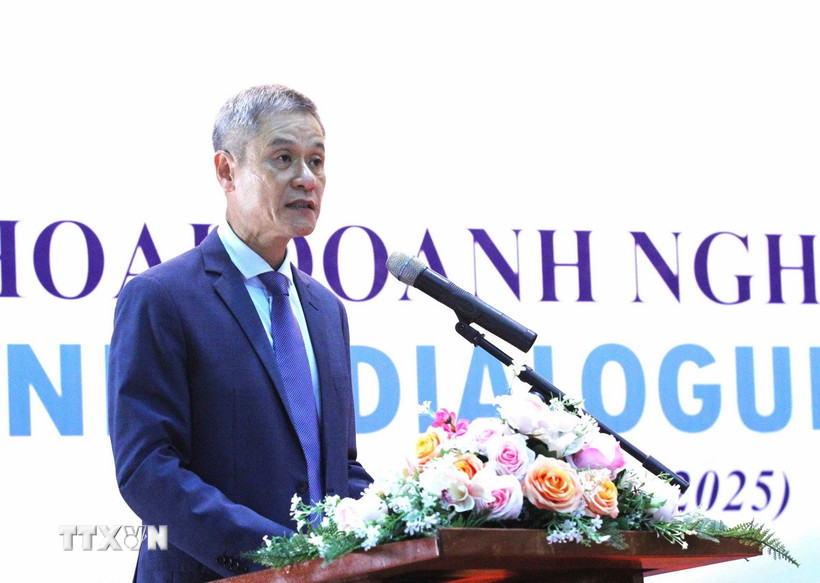 Đại sứ Việt Nam tại Vương quốc Campuchia Nguyễn Minh Vũ phát biểu khai mạc diễn đàn. (Ảnh: Hoàng Minh/TTXVN)