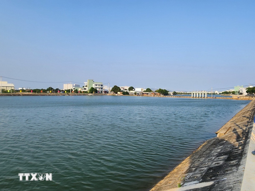 Sông Dinh đã được đầu tư hệ thống tiêu thoát lũ. (Ảnh: Sỹ Thắng/TTXVN)