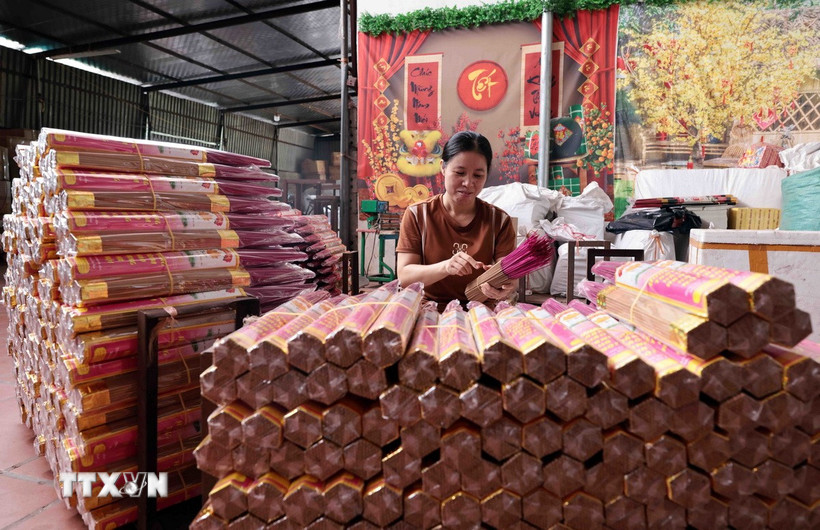 Du khách nhí chụp ảnh lưu niệm tại Làng hương Quảng Phú Cầu tại xã Quảng Phú Cầu, huyện Ứng Hòa, Hà Nội. (Ảnh: Tuyết Mai/TTXVN)