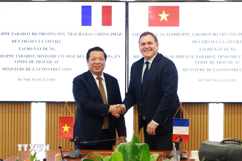 Bộ trưởng Bộ Xây dựng Trần Hồng Minh và Bộ trưởng Giao thông Pháp Philippe Tabarot. (Ảnh: Diệp Anh/TTXVN)