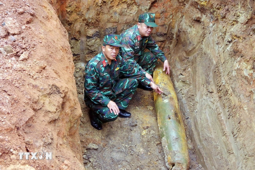 Lực lượng Công binh xử lý hủy nổ quả bom từ trường nặng hơn 80kg. (Ảnh: TTXVN phát)