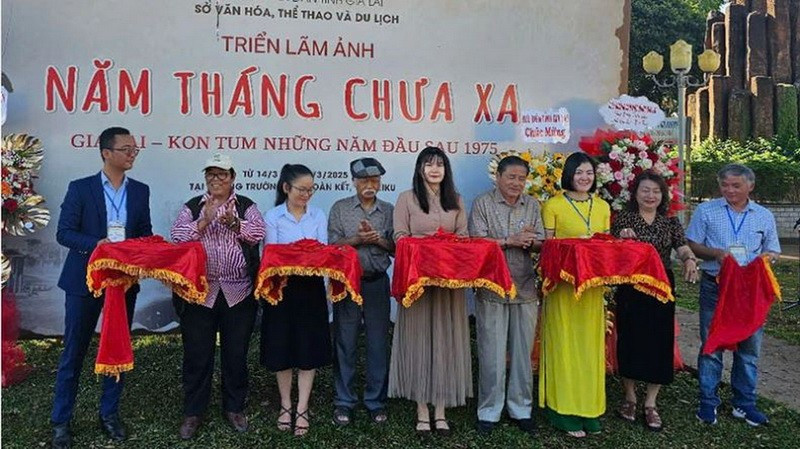 Lãnh đạo Sở Văn hóa và các đại biểu cắt băng khai mạc triển lãm. (Nguồn: báo Nhân dân)