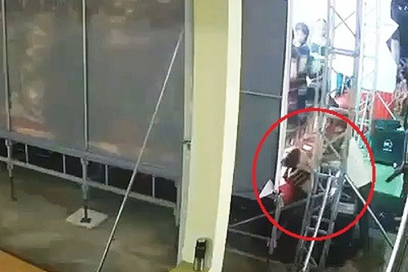 Em T. vô tình chạm vào khung sắt sân khấu và bị điện giật. (Nguồn: báo Tiền Phong)