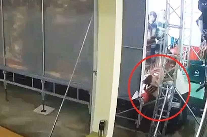 Em T. vô tình chạm vào khung sắt sân khấu và bị điện giật. (Nguồn: báo Tiền Phong)