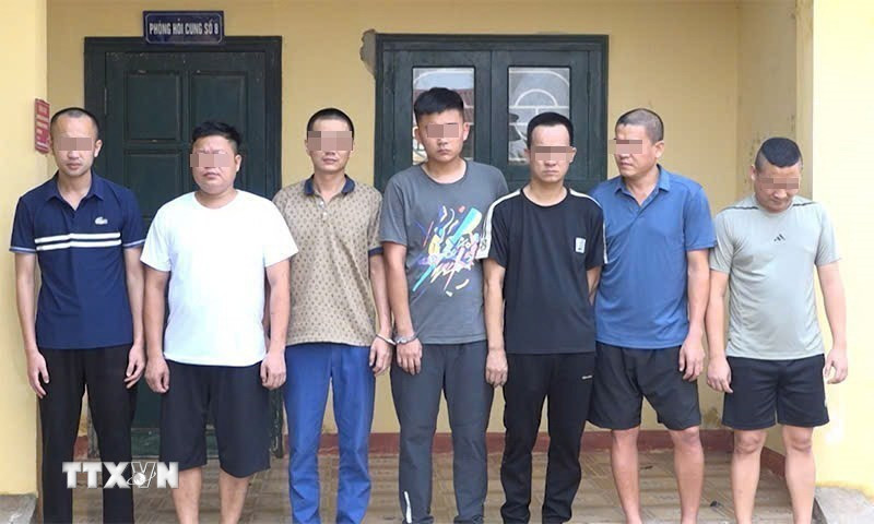 Các đối tượng bị khởi tố, bắt tạm giam liên quan đến hành vi tổ chức đánh bạc và đánh bạc. (Ảnh: TTXVN phát)