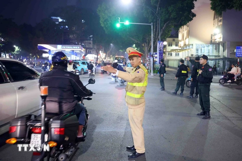 Lực lượng Cảnh sát Giao thông phối hợp với lực lượng Cảnh sát Cơ động điều tiết phân luồng giao thông. (Ảnh: Phạm Kiên/TTXVN)