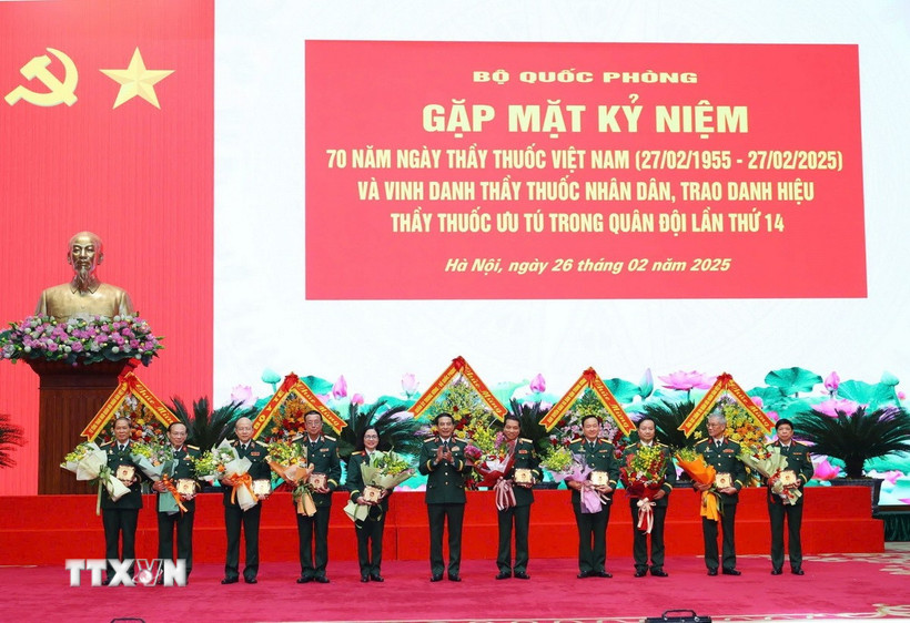 Đại tướng Phan Văn Giang trao Kỷ niệm chương và tặng hoa chúc mừng các Thầy thuốc Nhân dân. (Ảnh: Hồng Pha/TTXVN phát)