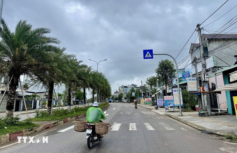 Biển báo giao thông được dựng sau vị trí người đi bộ sang ngang. (Ảnh: Sỹ Thắng/TTXVN)