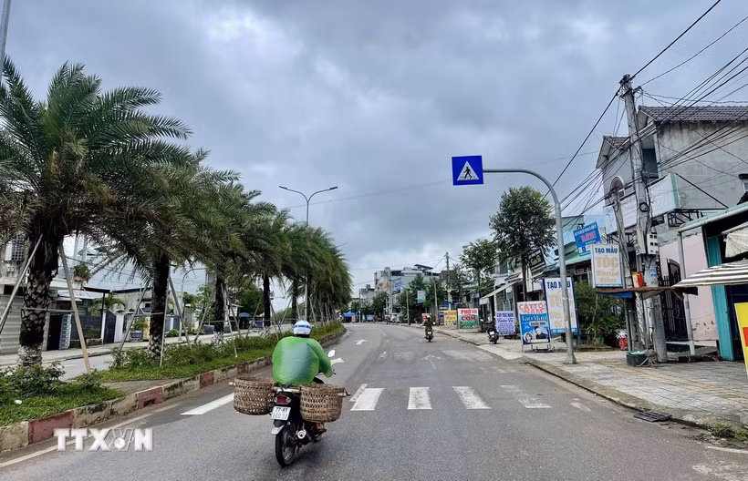 Biển báo giao thông được dựng sau vị trí người đi bộ sang ngang. (Ảnh: Sỹ Thắng/TTXVN)