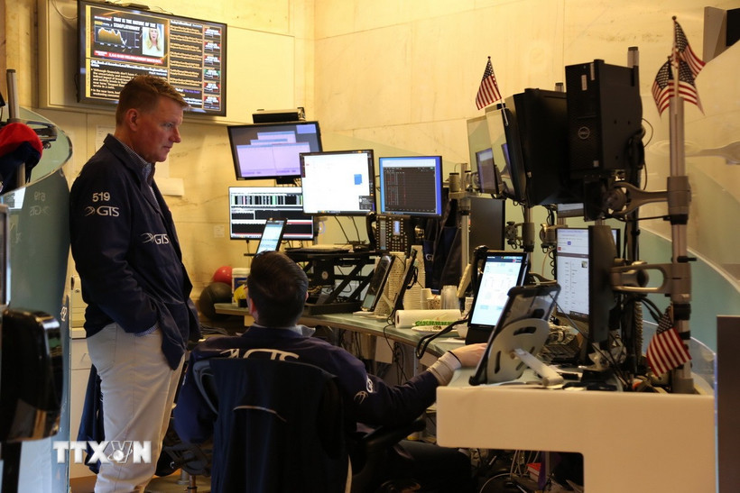 Giao dịch viên làm việc tại sàn chứng khoán New York, Mỹ. (Ảnh: THX/TTXVN)