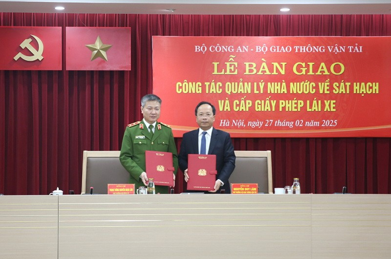 Trung tướng Nguyễn Ngọc Lâm, Thứ trưởng Bộ Công an và Thứ trưởng Bộ Giao thông Vận tải Nguyễn Duy Lâm tại lễ bàn giao. (Nguồn: báo Công an Nhân dân)