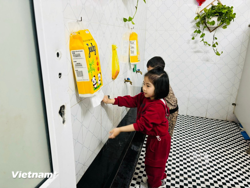 Học sinh tại trường Mầm Non Liên Châu rửa tay trước khi ăn trưa.