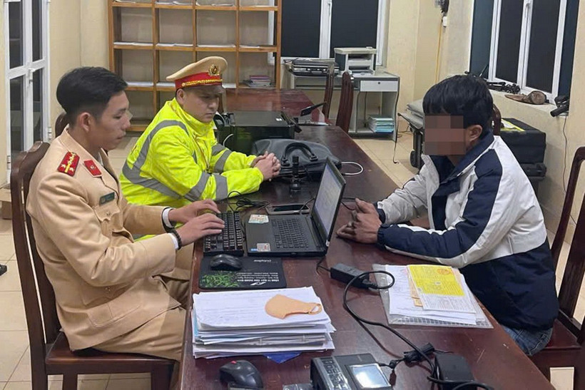 Lái xe đầu kéo tại Cơ quan chức năng.