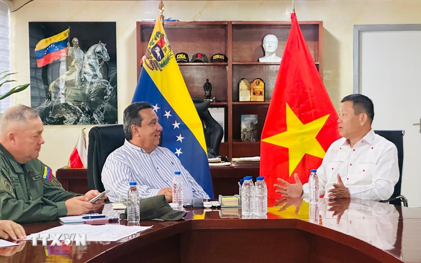 Đại sứ Việt Nam tại Venezuela Vũ Trung Mỹ và ông Gerardo Márquez, Thống đốc bang Trujillo tại buổi làm việc. (Ảnh: TTXVN phát)