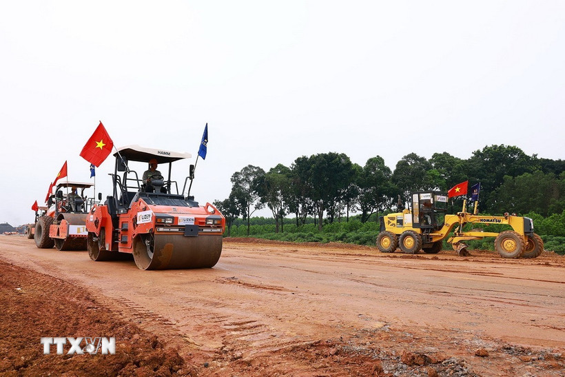 Máy móc thiết bị đang triển khai thi công cao tốc Biên Hòa-Vũng Tàu giai đoạn 1. (Ảnh: Dương Giang/TTXVN)