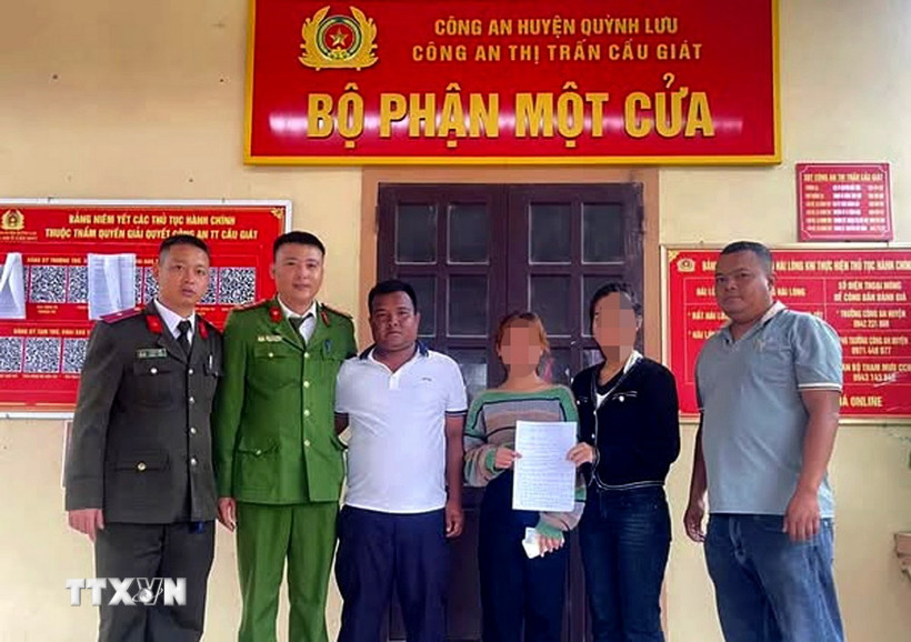 Công an thị trấn Cầu Giát, huyện Quỳnh Lưu, tỉnh Nghệ An, bàn giao hai cháu gái cho gia đình và đại diện phường Thống Nhất, thị xã Buôn Hồ, tỉnh Đắk Lắk. (Ảnh: TTXVN phát)