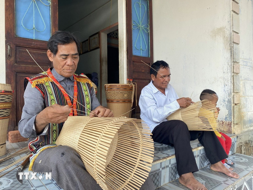 Cộng đồng dân tộc thiểu số tại tỉnh Kon Tum tích cực bảo tồn và phát huy giá trị của nghề đan lát nhờ có thêm thu nhập từ các sản phẩm làm ra. (Ảnh: Khoa Chương/TTXVN)